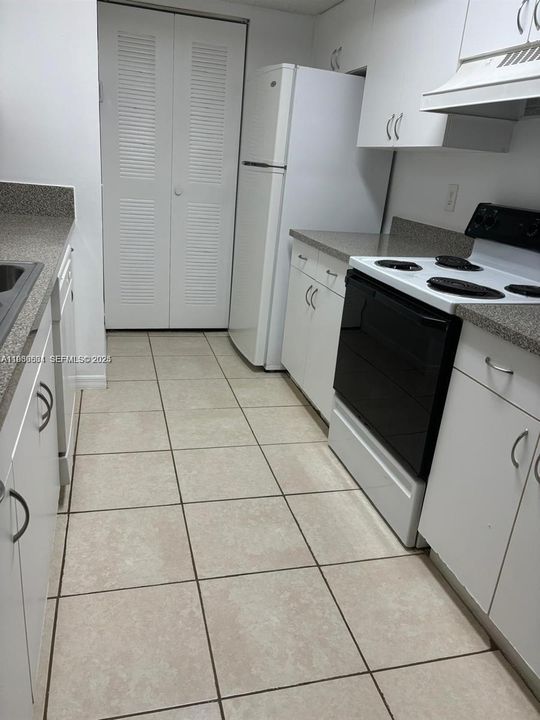 For Rent: $1,900 (2 beds, 2 baths, 820 Square Feet)