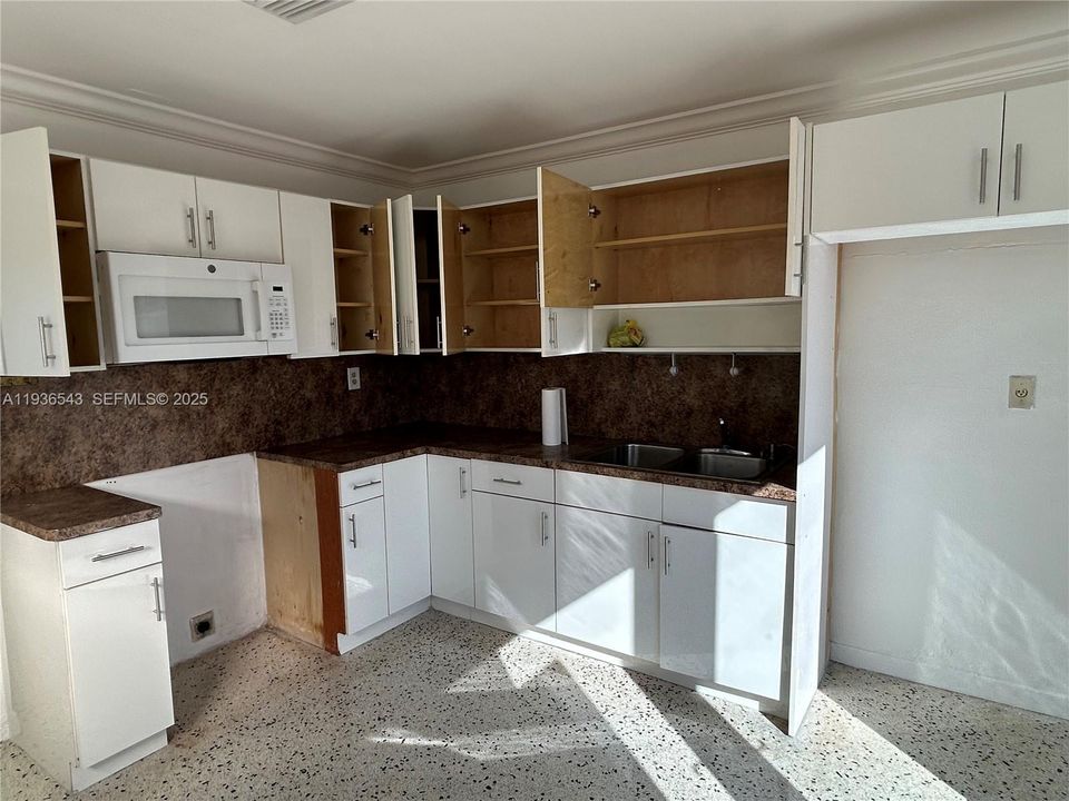 For Rent: $2,700 (3 beds, 2 baths, 2179 Square Feet)