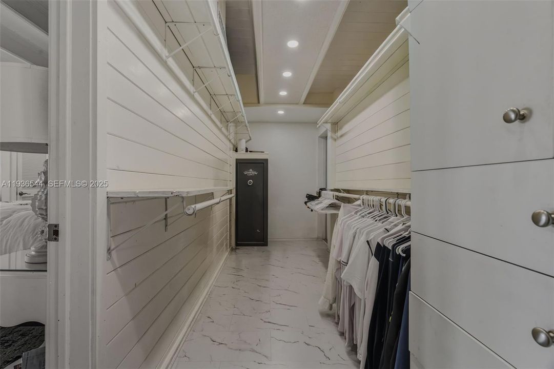 For Rent: $13,000 (3 beds, 4 baths, 2608 Square Feet)