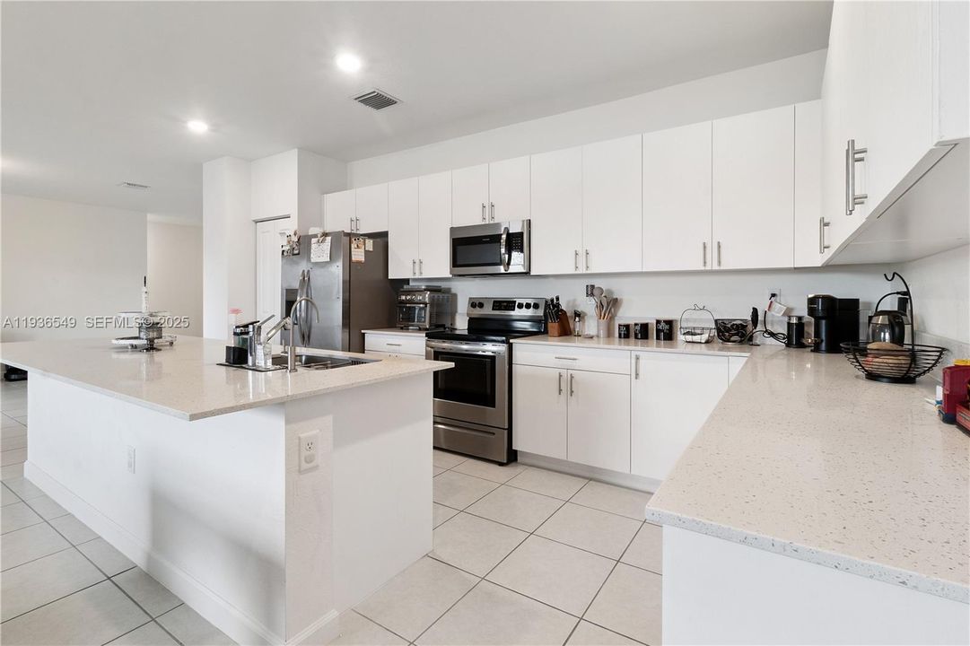 For Sale: $799,999 (5 beds, 4 baths, 2838 Square Feet)