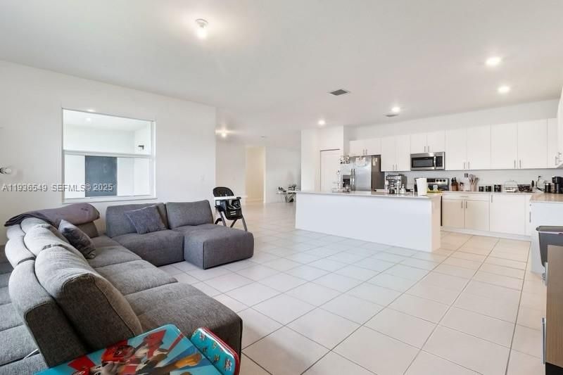 For Sale: $799,999 (5 beds, 4 baths, 2838 Square Feet)