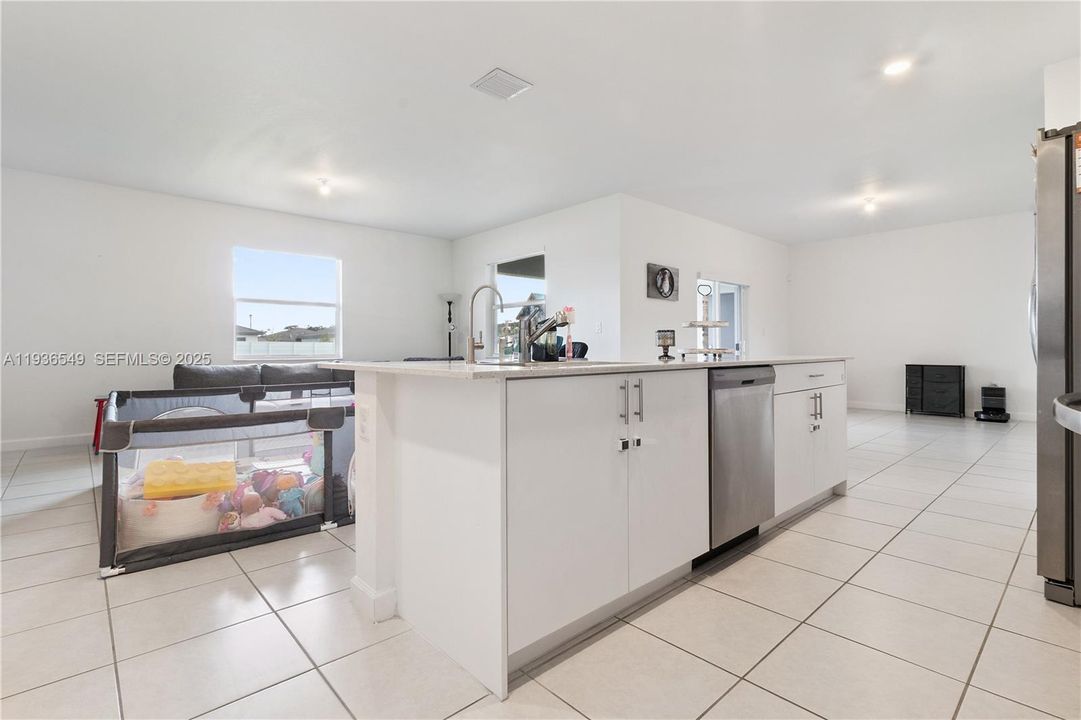 For Sale: $799,999 (5 beds, 4 baths, 2838 Square Feet)