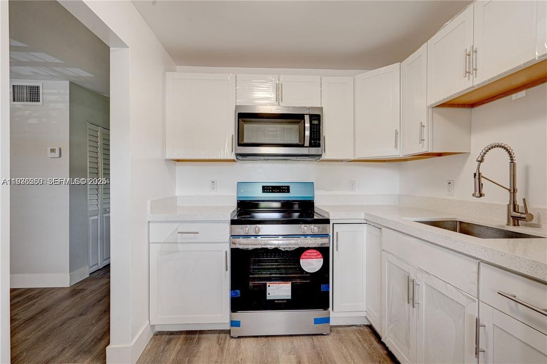 待售: $155,000 (1 贝兹, 1 浴室, 748 平方英尺)