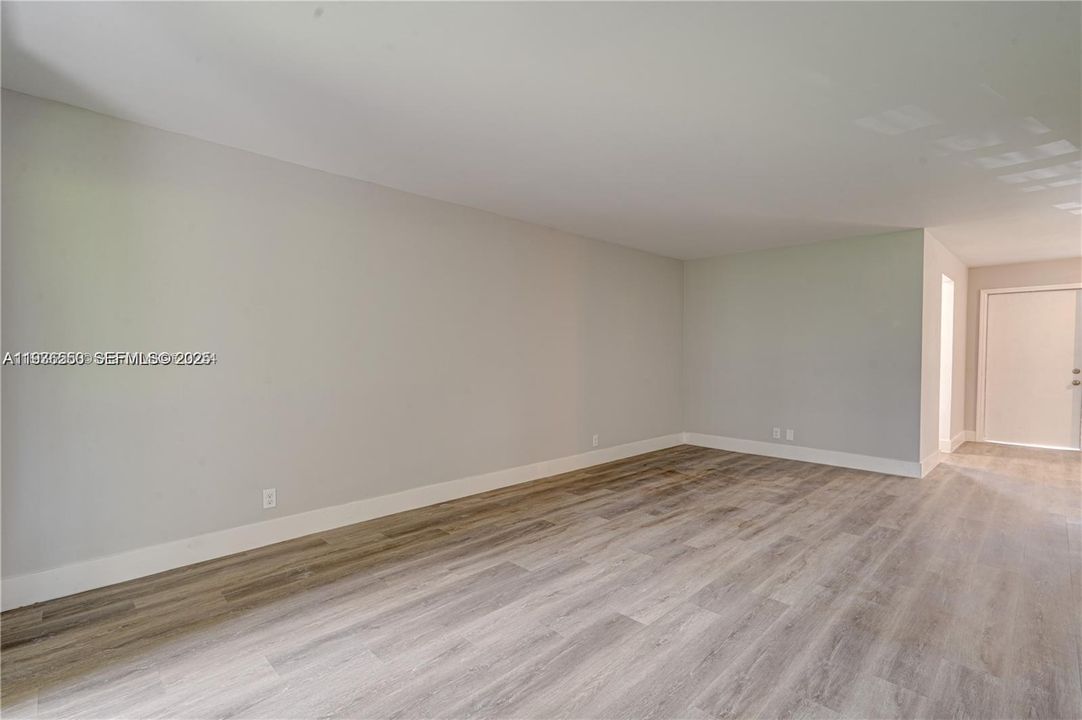 待售: $155,000 (1 贝兹, 1 浴室, 748 平方英尺)