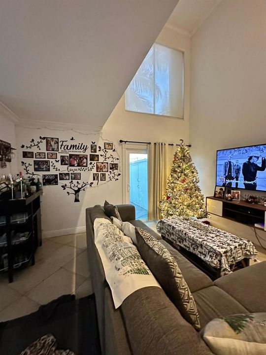 出租: $3,500 (5 贝兹, 3 浴室, 1824 平方英尺)