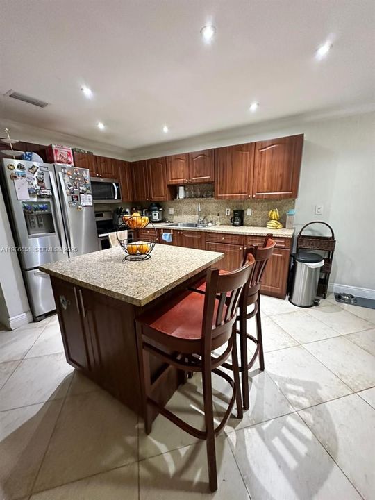 出租: $3,500 (5 贝兹, 3 浴室, 1824 平方英尺)