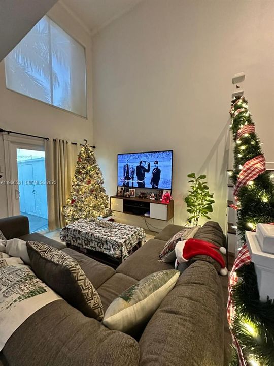 出租: $3,500 (5 贝兹, 3 浴室, 1824 平方英尺)