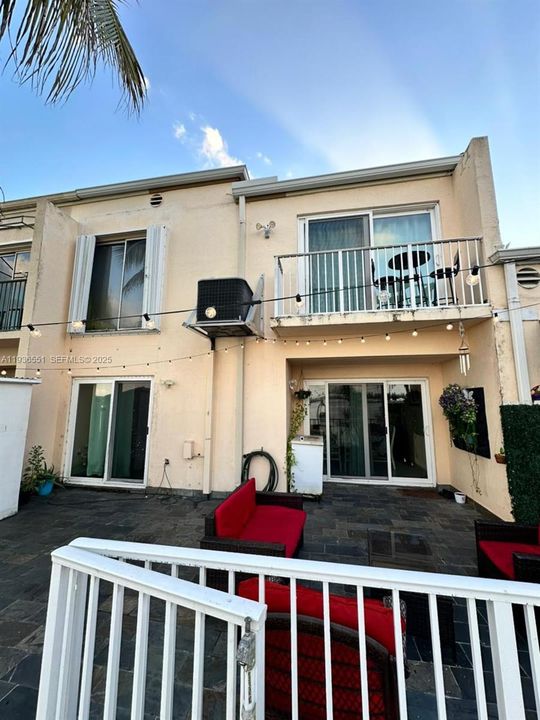 出租: $3,500 (5 贝兹, 3 浴室, 1824 平方英尺)