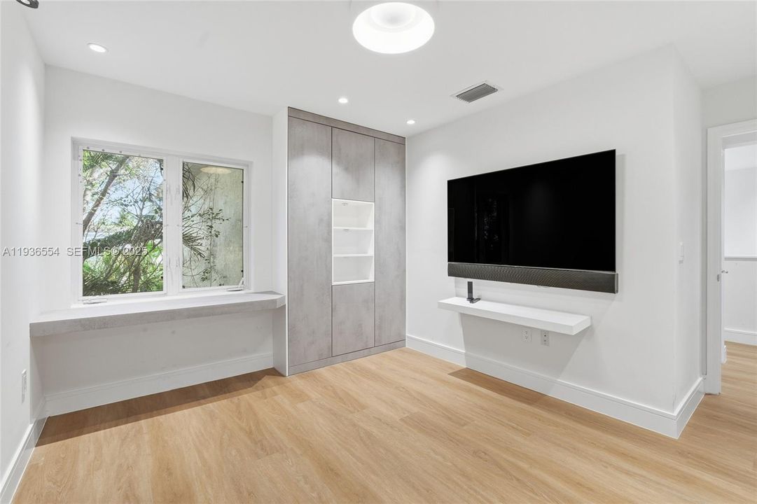 For Rent: $9,500 (3 beds, 2 baths, 2330 Square Feet)