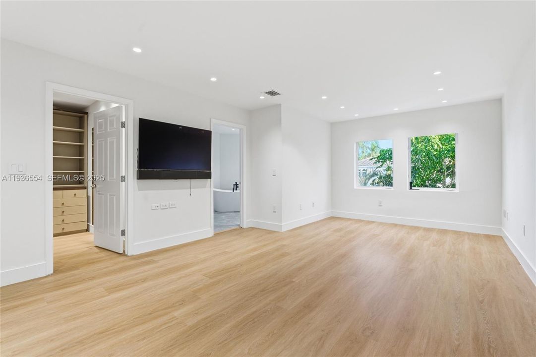 For Rent: $9,500 (3 beds, 2 baths, 2330 Square Feet)