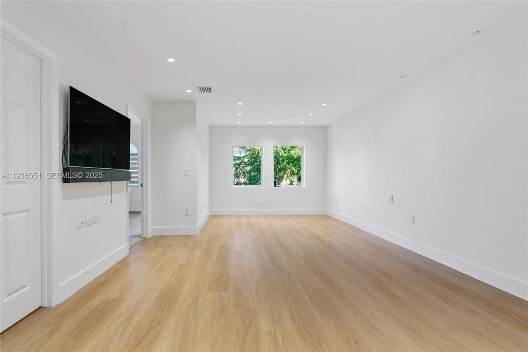 For Rent: $9,500 (3 beds, 2 baths, 2330 Square Feet)