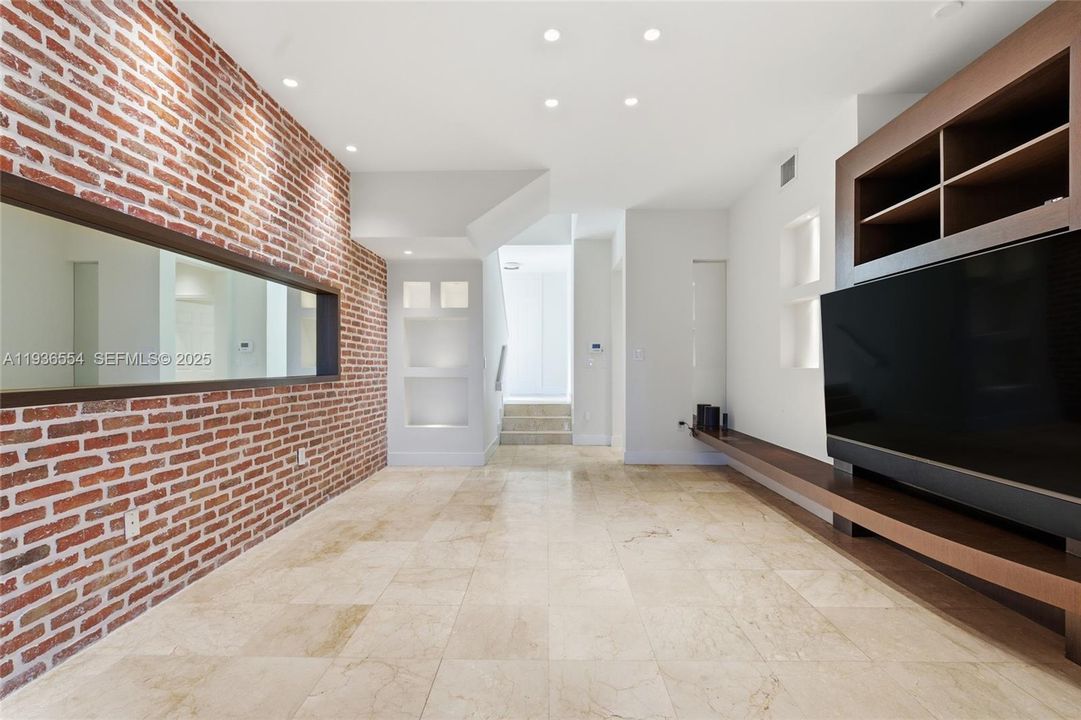 For Rent: $9,500 (3 beds, 2 baths, 2330 Square Feet)