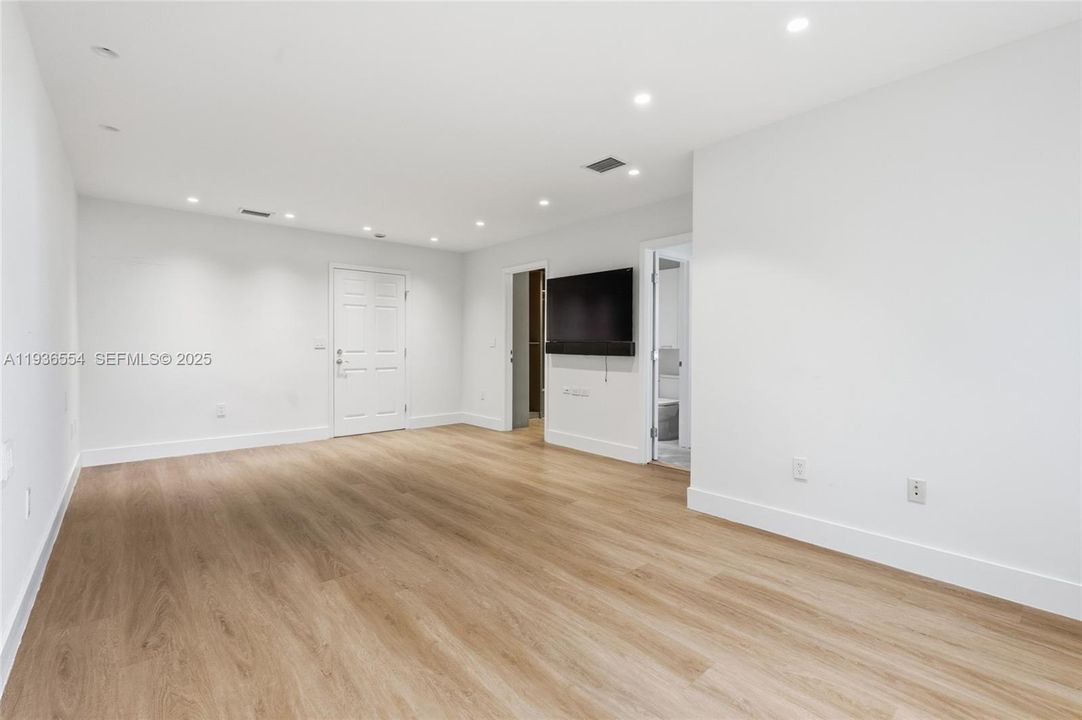 For Rent: $9,500 (3 beds, 2 baths, 2330 Square Feet)