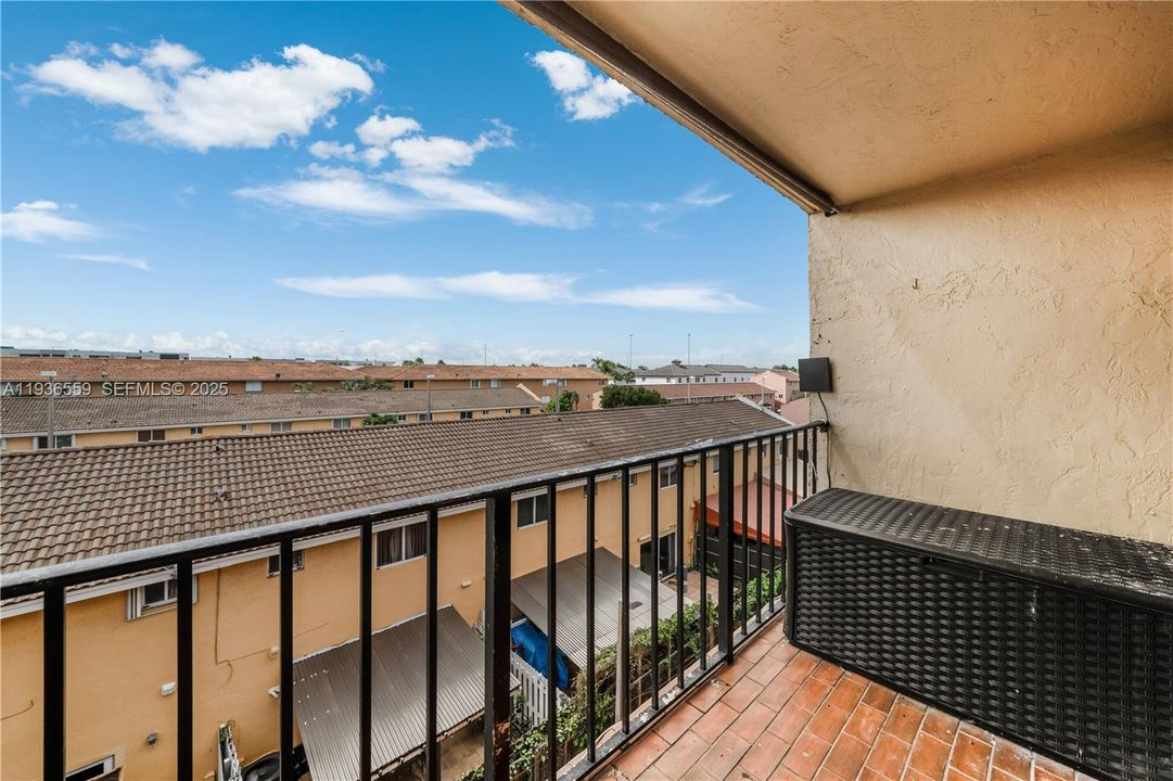 В аренду: $2,450 (2 спален, 2 ванн, 837 Квадратных фут)