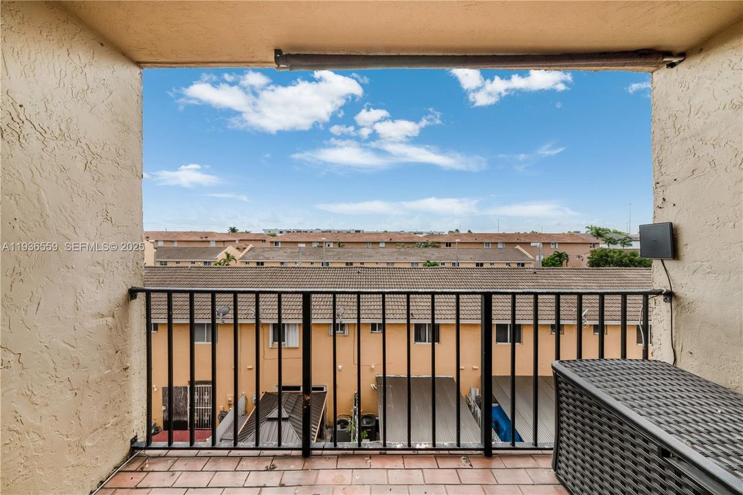 В аренду: $2,450 (2 спален, 2 ванн, 837 Квадратных фут)