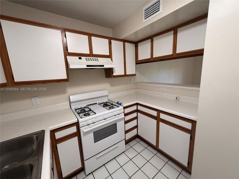 For Rent: $1,750 (1 beds, 1 baths, 693 Square Feet)