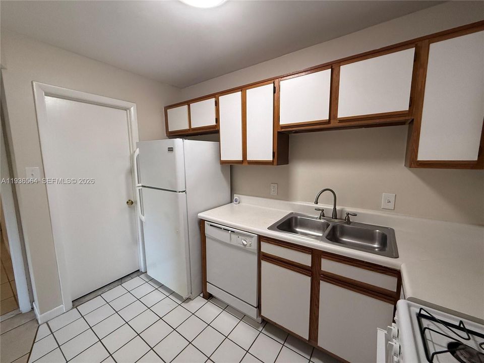 For Rent: $1,750 (1 beds, 1 baths, 693 Square Feet)
