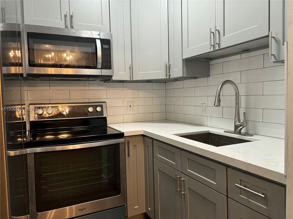 出租: $2,400 (2 贝兹, 2 浴室, 780 平方英尺)