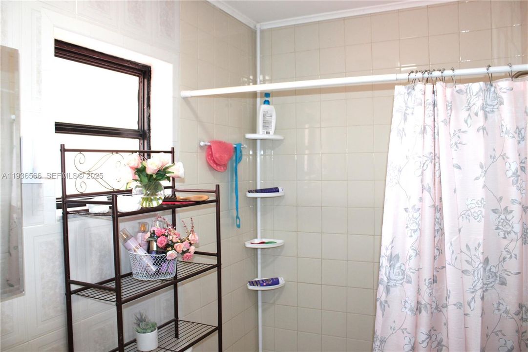 For Sale: $499,999 (3 beds, 2 baths, 1138 Square Feet)