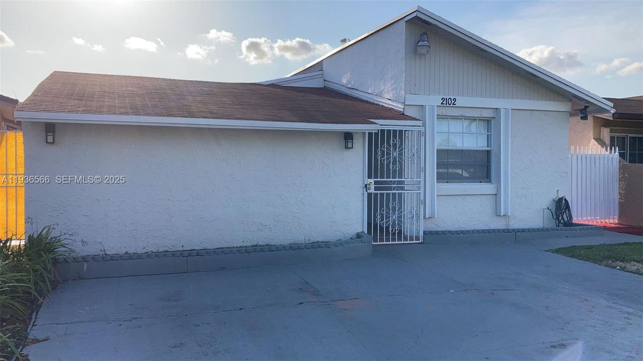 For Sale: $499,999 (3 beds, 2 baths, 1138 Square Feet)