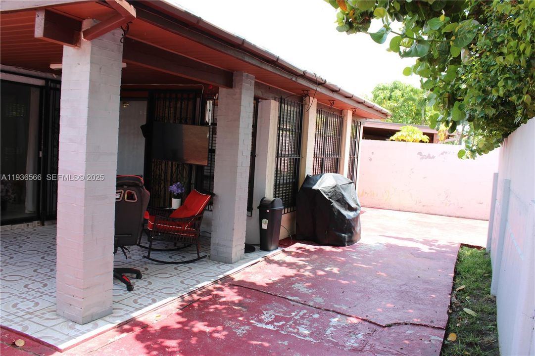 For Sale: $499,999 (3 beds, 2 baths, 1138 Square Feet)