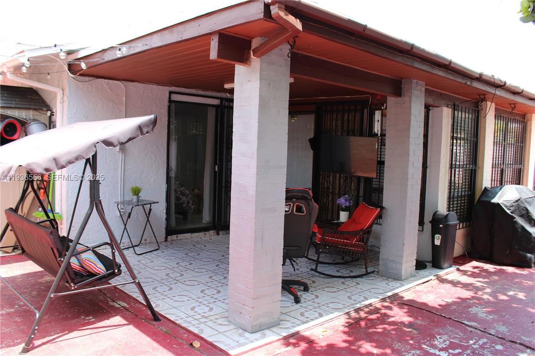 For Sale: $499,999 (3 beds, 2 baths, 1138 Square Feet)