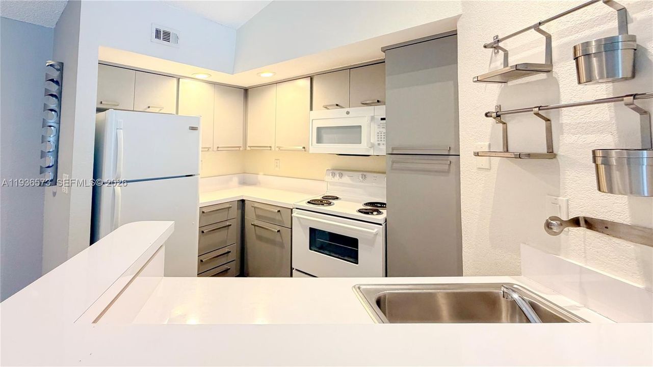 For Rent: $1,790 (1 beds, 1 baths, 743 Square Feet)