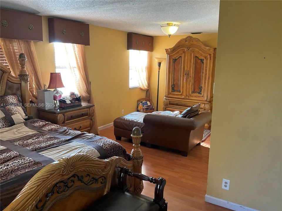 For Sale: $600,000 (3 beds, 2 baths, 2238 Square Feet)