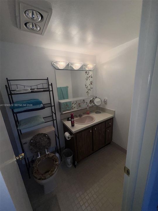 Master bed bathroom