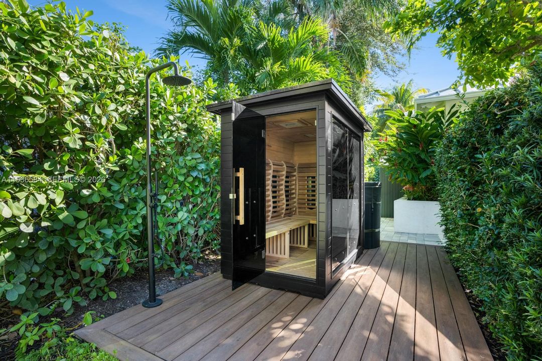 For Sale: $24,900,000 (6 beds, 6 baths, 7237 Square Feet)