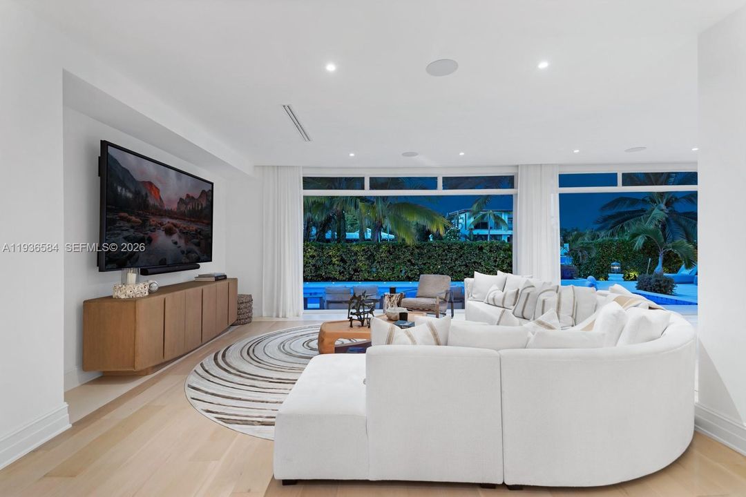 For Sale: $24,900,000 (6 beds, 6 baths, 7237 Square Feet)