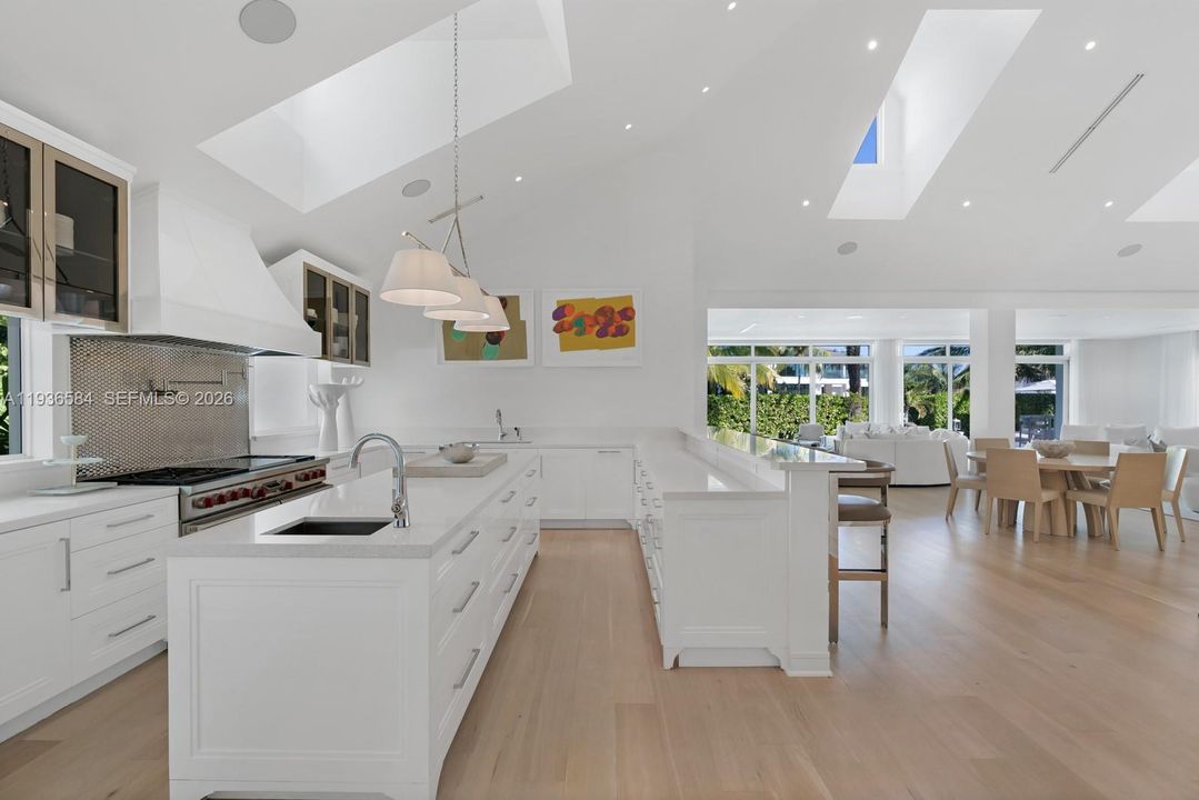 For Sale: $24,900,000 (6 beds, 6 baths, 7237 Square Feet)