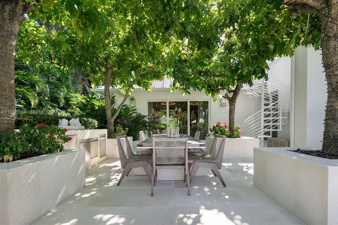 For Sale: $24,900,000 (6 beds, 6 baths, 7237 Square Feet)