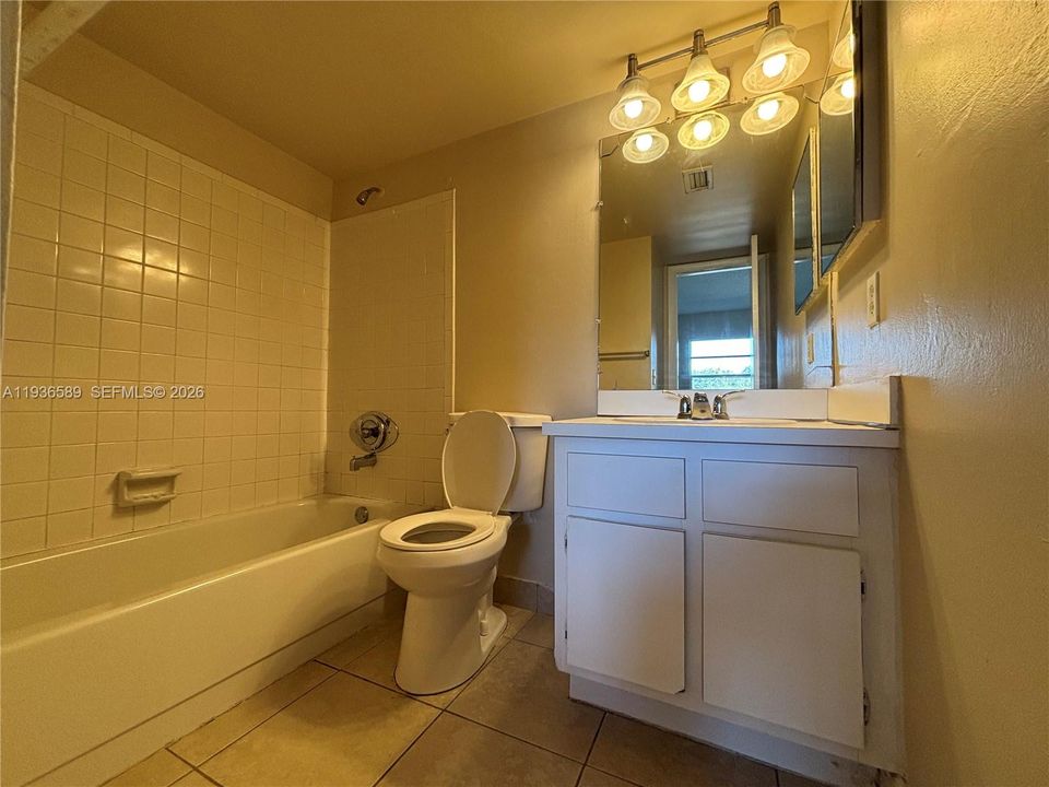 出租: $1,700 (2 贝兹, 2 浴室, 740 平方英尺)