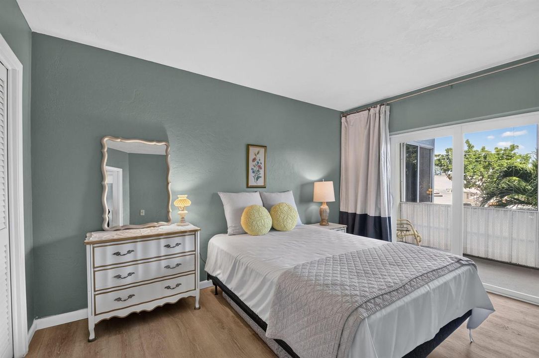 Bedroom w balcony