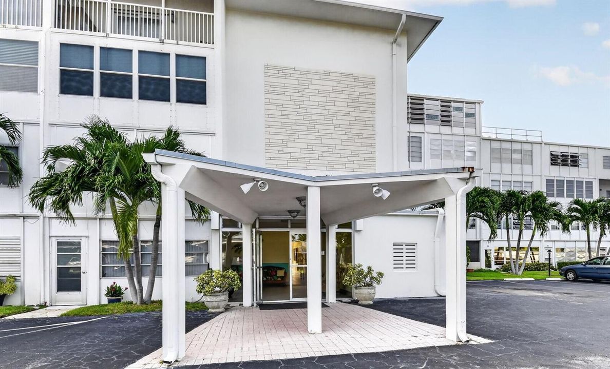 Covered entrance for building