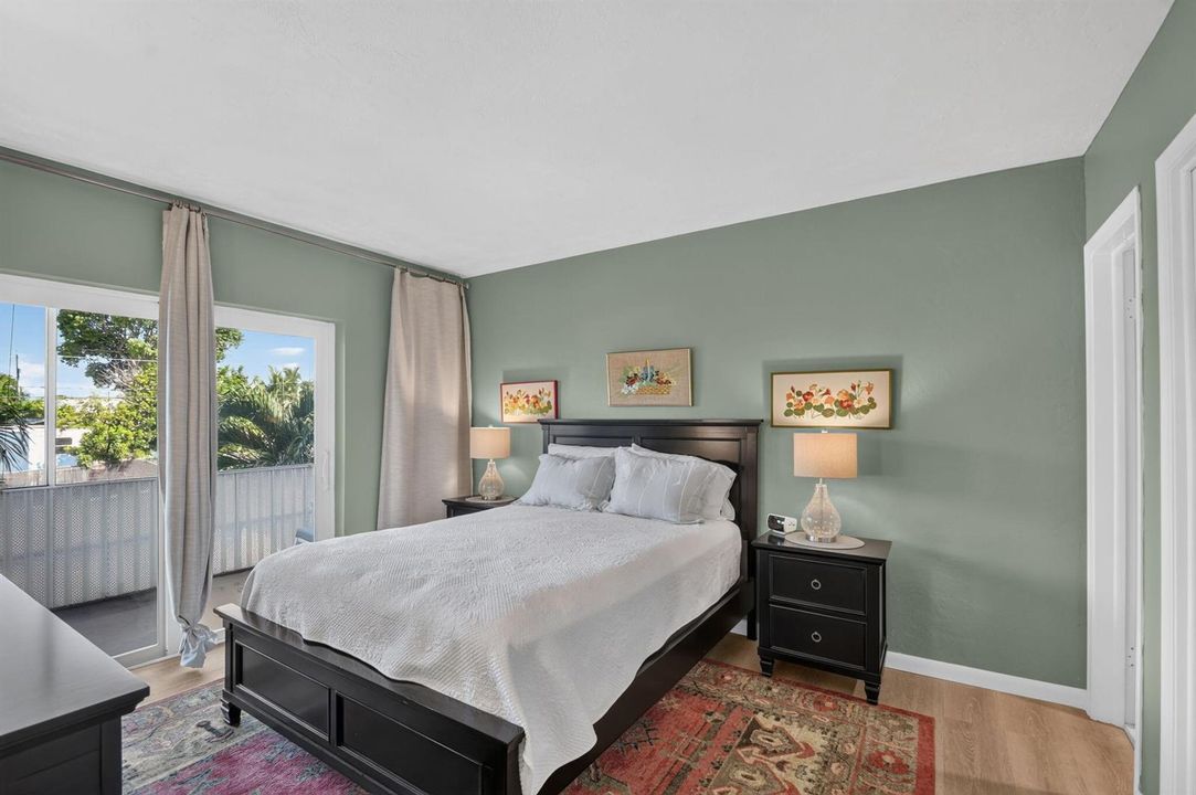Primary Bedroom w balcony