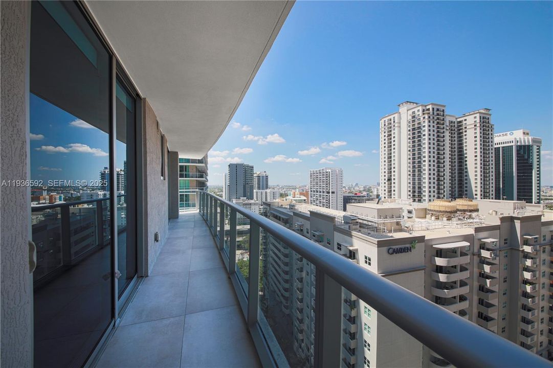 For Sale: $750,000 (2 beds, 2 baths, 910 Square Feet)