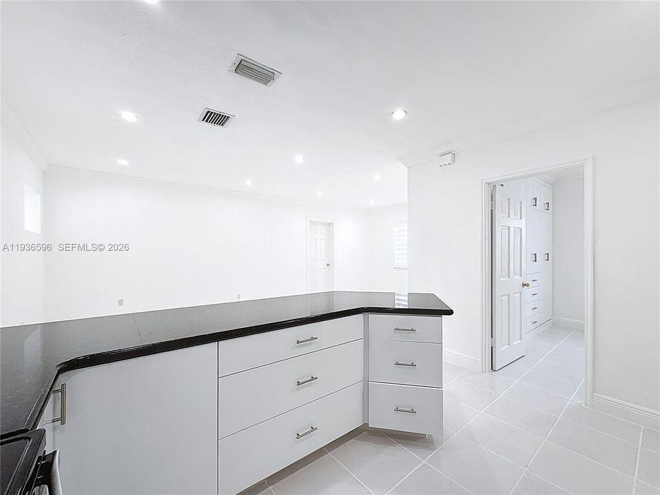 待售: $765,000 (5 贝兹, 3 浴室, 1607 平方英尺)