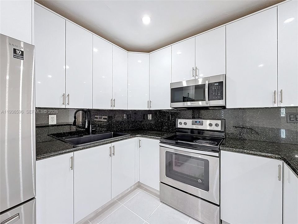 待售: $765,000 (5 贝兹, 3 浴室, 1607 平方英尺)