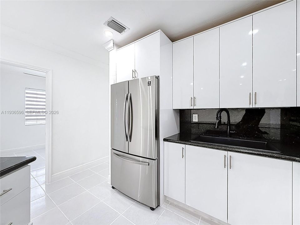 待售: $765,000 (5 贝兹, 3 浴室, 1607 平方英尺)