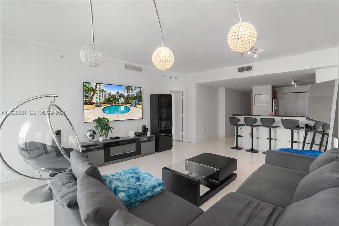 For Rent: $2,700 (1 beds, 1 baths, 806 Square Feet)