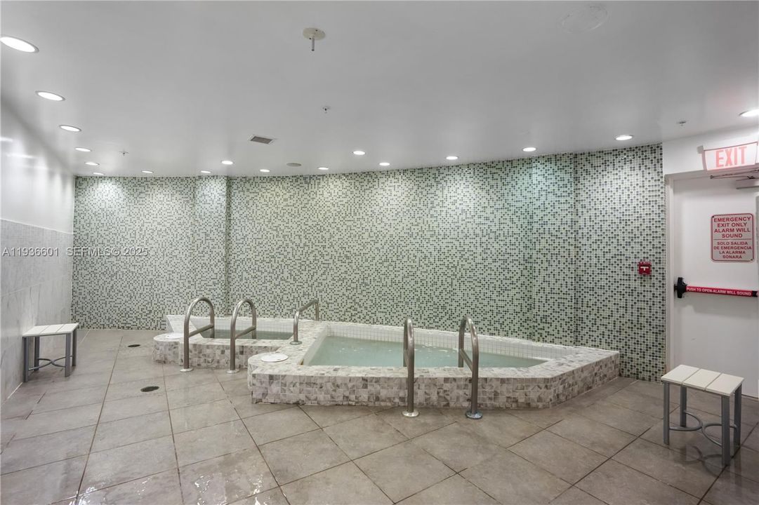 For Rent: $2,700 (1 beds, 1 baths, 806 Square Feet)