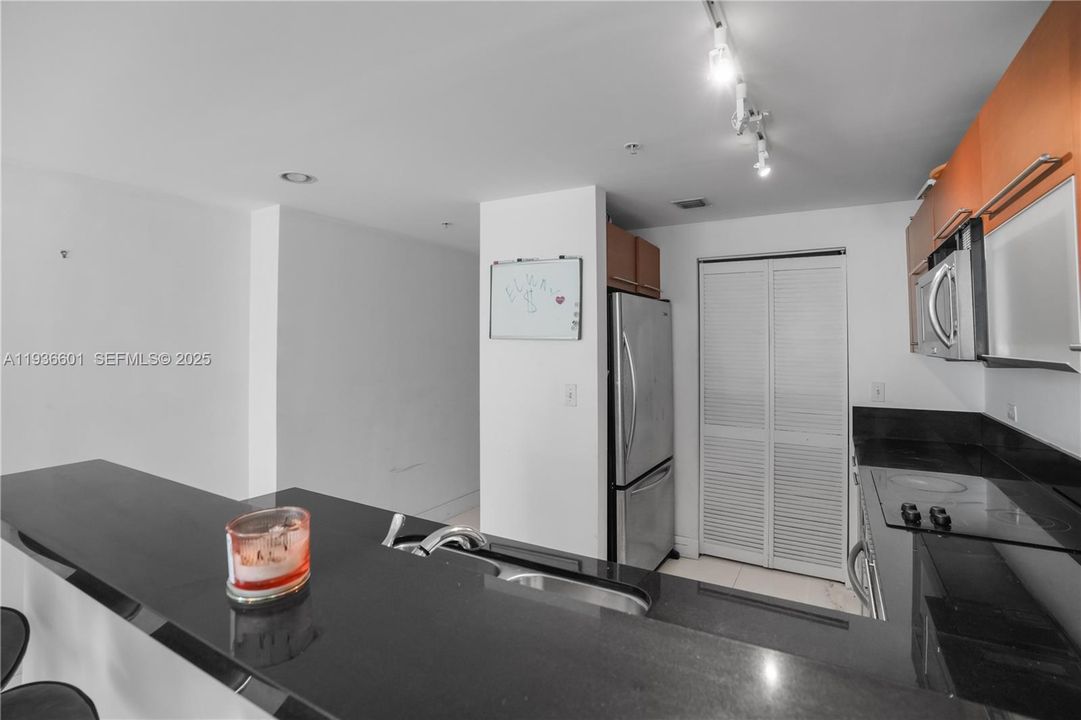 For Rent: $2,700 (1 beds, 1 baths, 806 Square Feet)