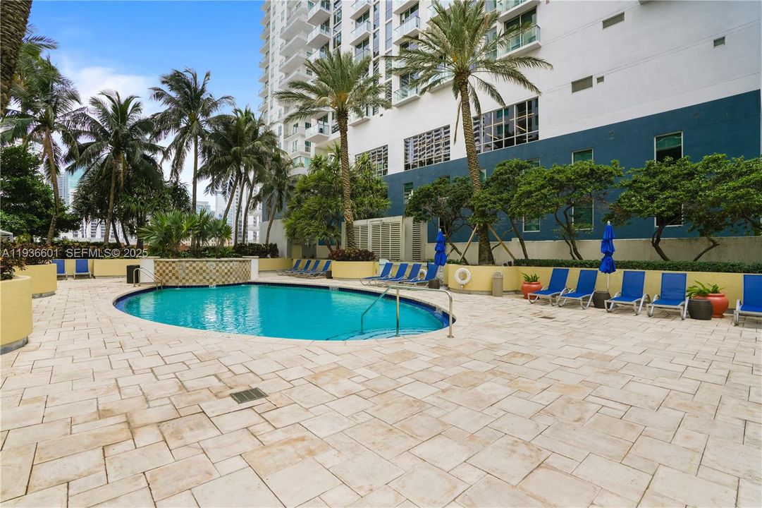 For Rent: $2,700 (1 beds, 1 baths, 806 Square Feet)