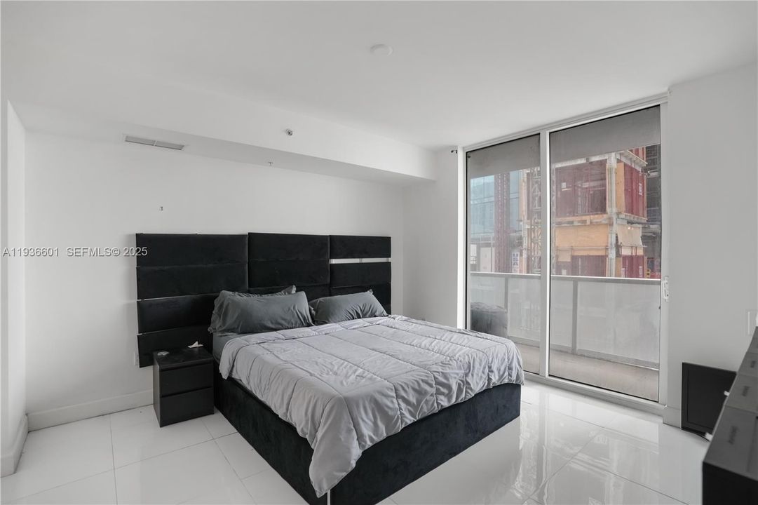 For Rent: $2,700 (1 beds, 1 baths, 806 Square Feet)