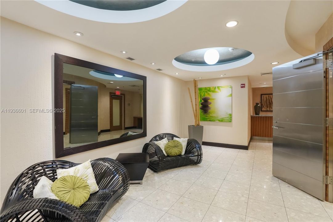 For Rent: $2,700 (1 beds, 1 baths, 806 Square Feet)