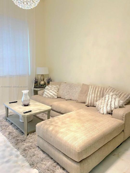 For Rent: $2,150 (1 beds, 1 baths, 845 Square Feet)