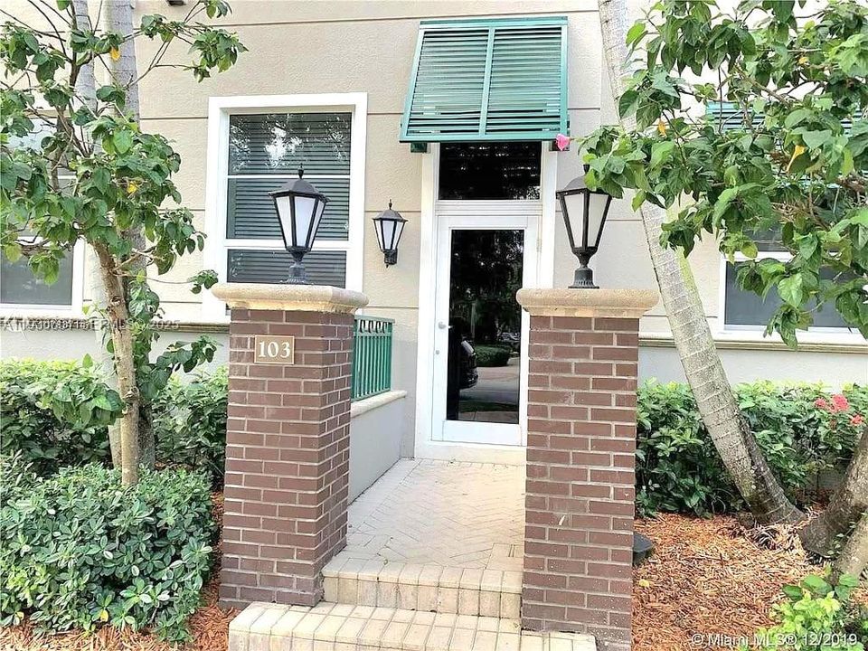 For Rent: $2,150 (1 beds, 1 baths, 845 Square Feet)