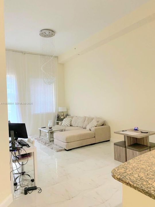 For Rent: $2,150 (1 beds, 1 baths, 845 Square Feet)